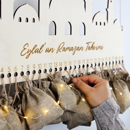 Personalisierter Ramadan Kalender aus Holz – 30 Tage Ramadankalender zum Befüllen | Mit Namen | Ramadan Geschenk für Kinder | Bayram / Eid Deko (Moschee)