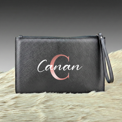 Personalisierte Kosmetiktasche in Lederoptik | Elegante Accessoire- & Abendtasche mit Namen | Schwarz mit Trageschlaufe