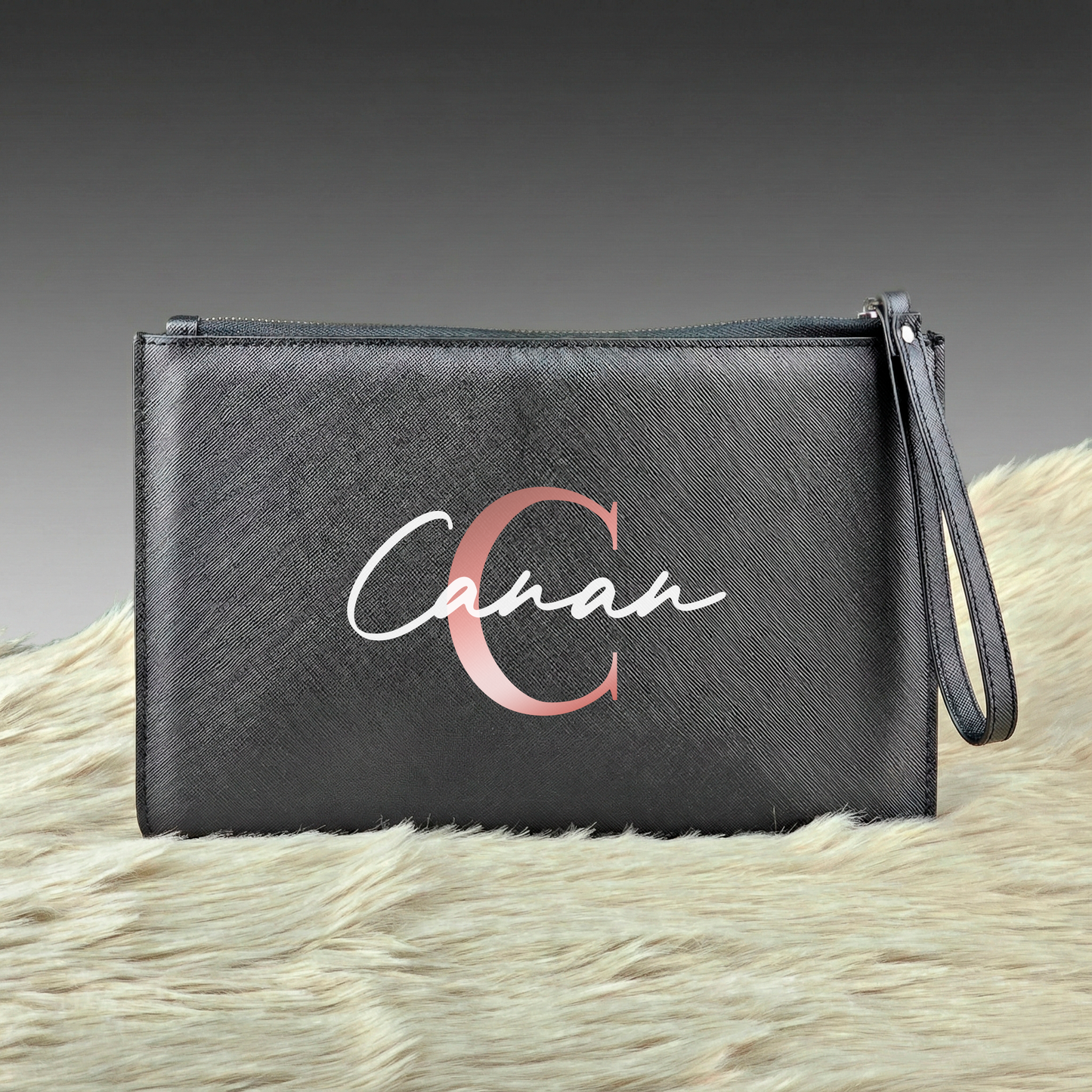Personalisierte Kosmetiktasche in Lederoptik | Elegante Accessoire- & Abendtasche mit Namen | Schwarz mit Trageschlaufe