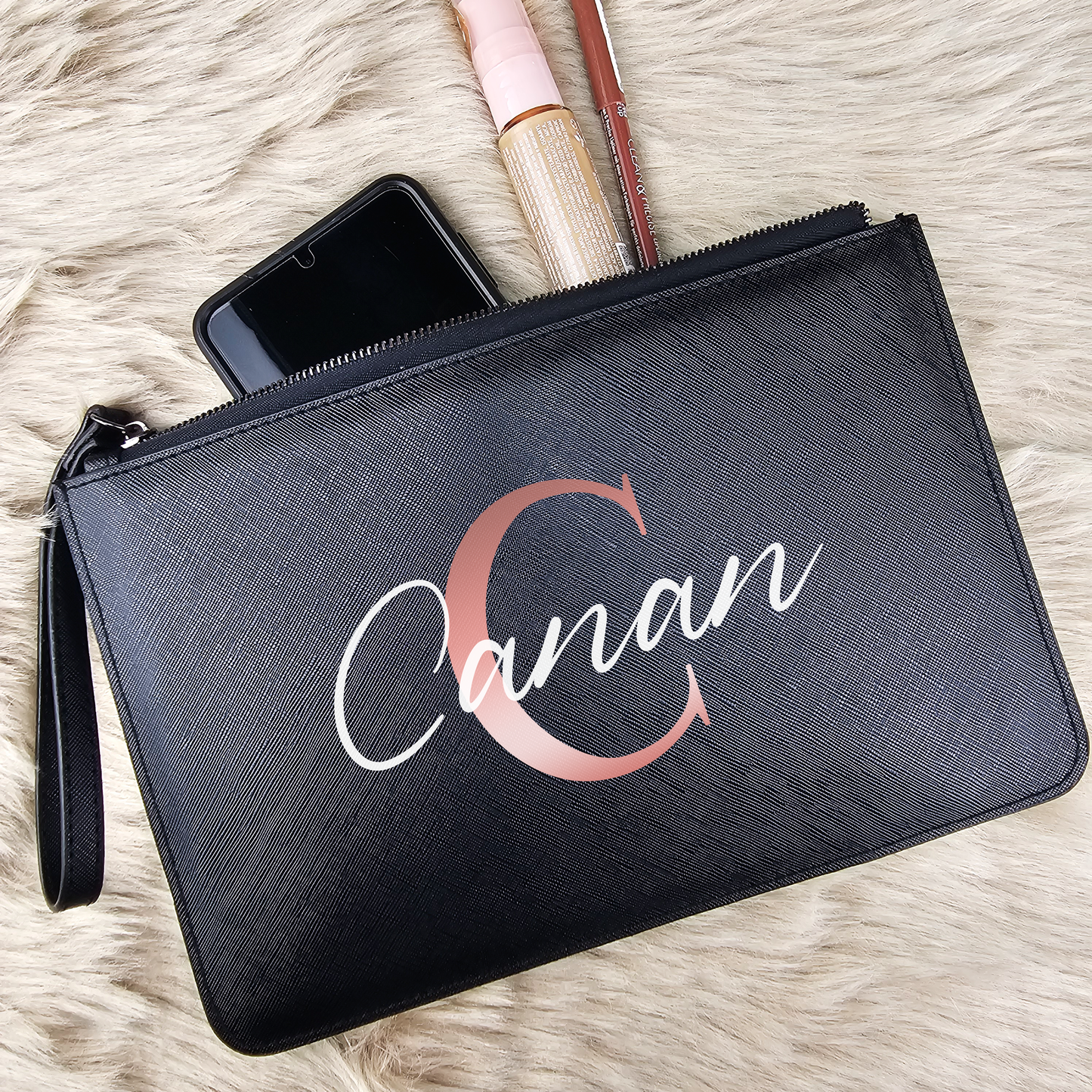 Personalisierte Kosmetiktasche in Lederoptik | Elegante Accessoire- & Abendtasche mit Namen | Schwarz mit Trageschlaufe