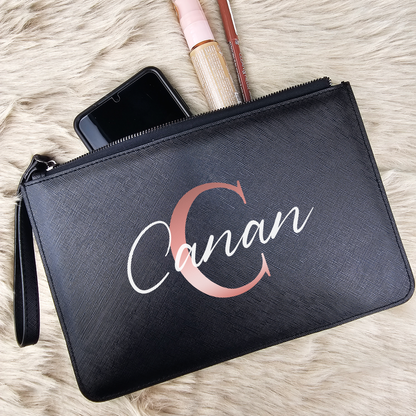 Personalisierte Kosmetiktasche in Lederoptik | Elegante Accessoire- & Abendtasche mit Namen | Schwarz mit Trageschlaufe