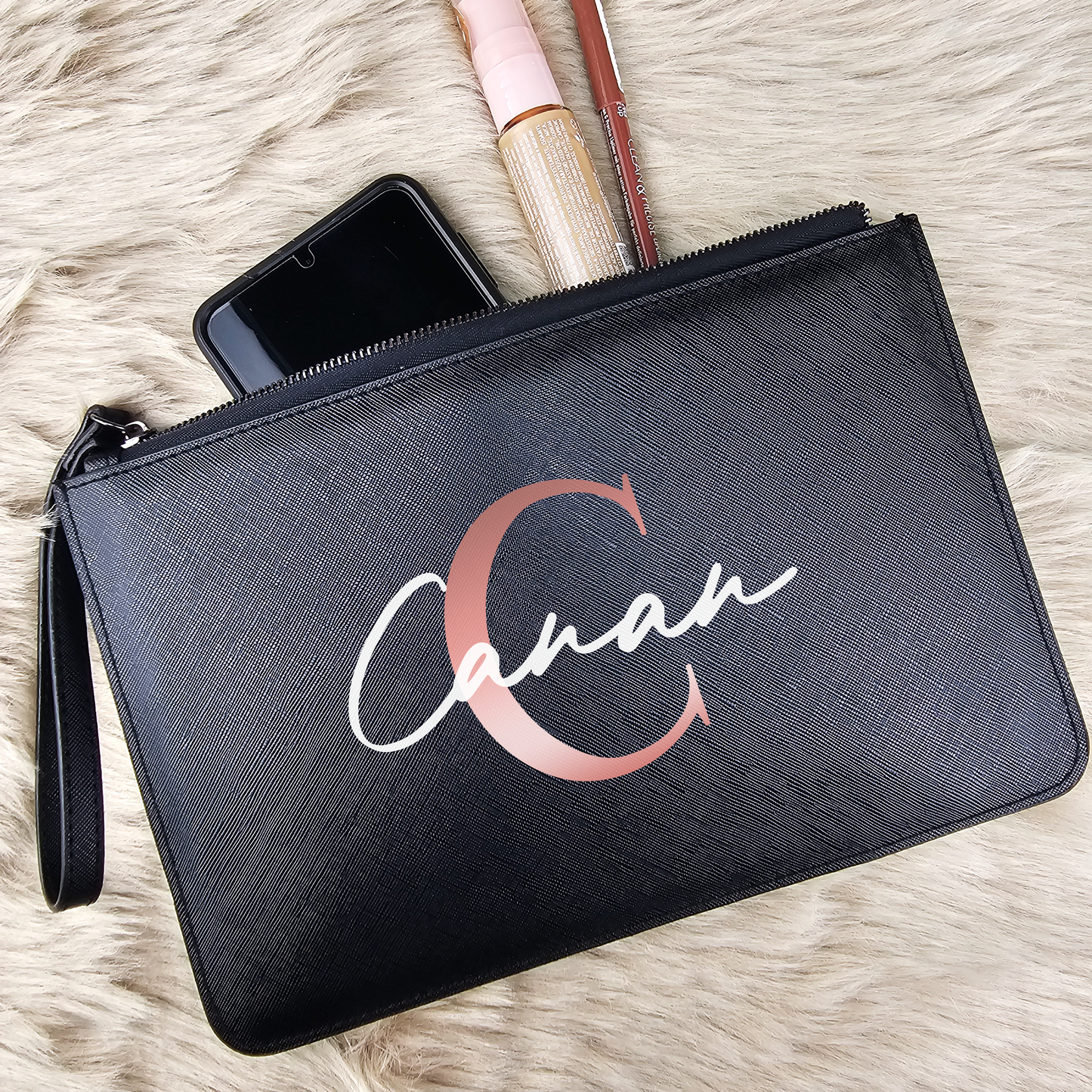 Personalisierte Kosmetiktasche in Lederoptik | Elegante Accessoire- & Abendtasche mit Namen | Schwarz mit Trageschlaufe