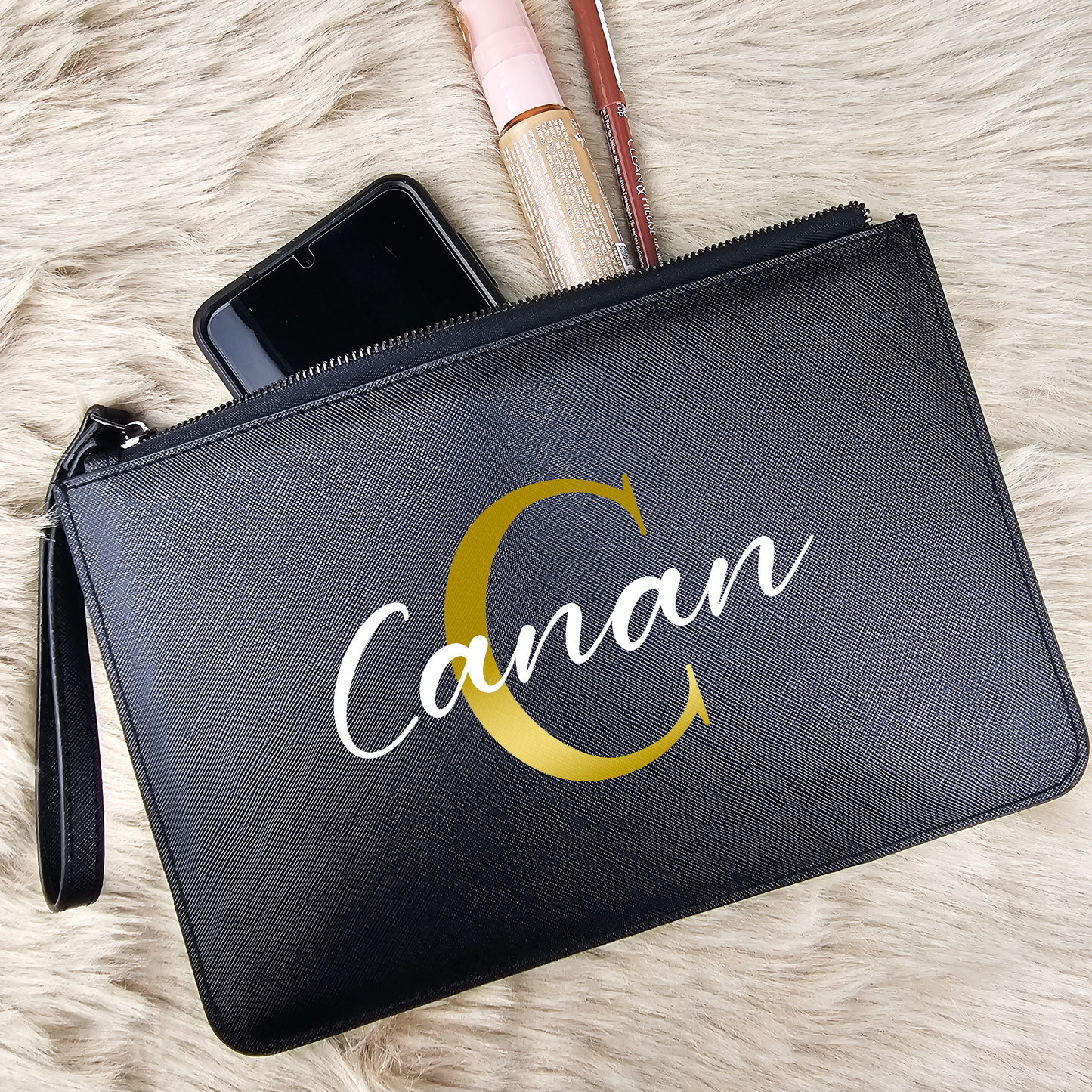 Personalisierte Kosmetiktasche in Lederoptik | Elegante Accessoire- & Abendtasche mit Namen | Schwarz mit Trageschlaufe