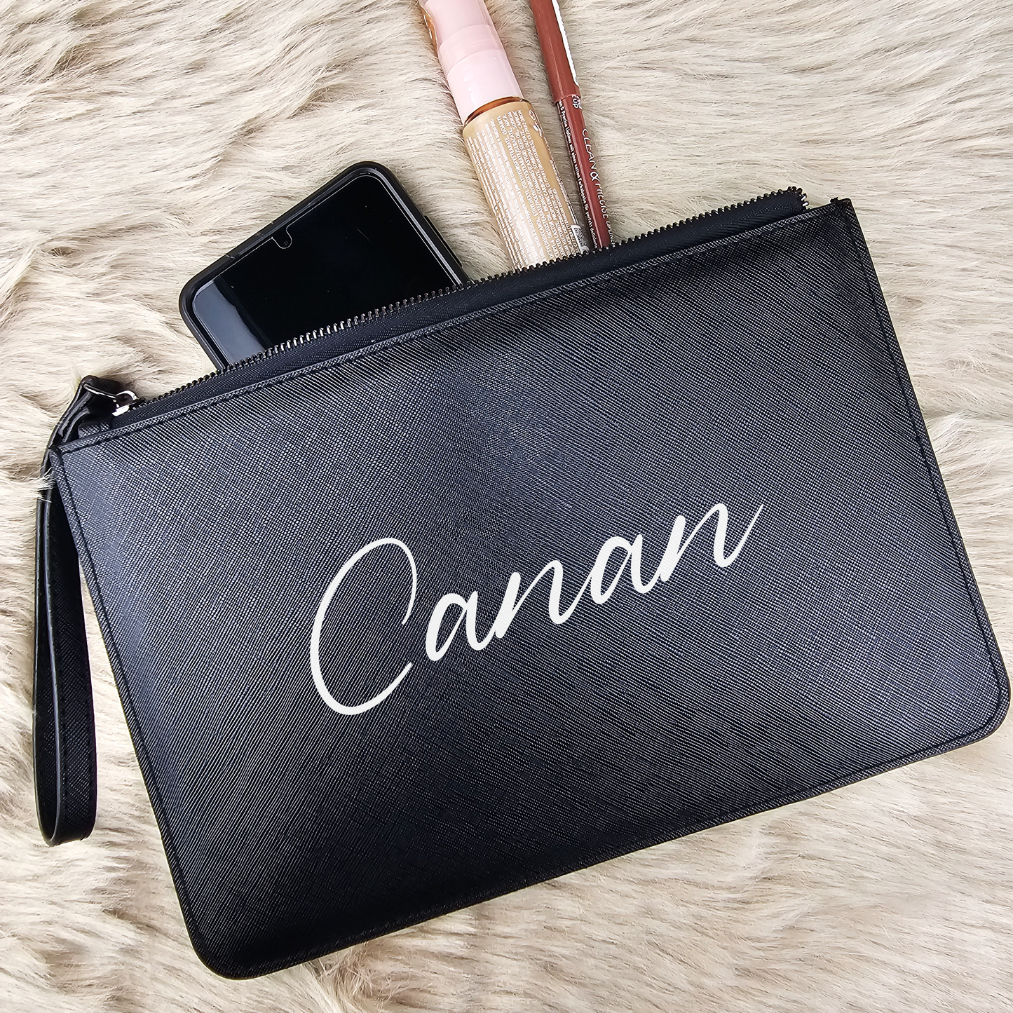 Personalisierte Kosmetiktasche in Lederoptik | Elegante Accessoire- & Abendtasche mit Namen | Schwarz mit Trageschlaufe | Schlicht