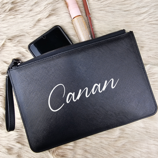 Personalisierte Kosmetiktasche in Lederoptik | Elegante Accessoire- & Abendtasche mit Namen | Schwarz mit Trageschlaufe | Schlicht