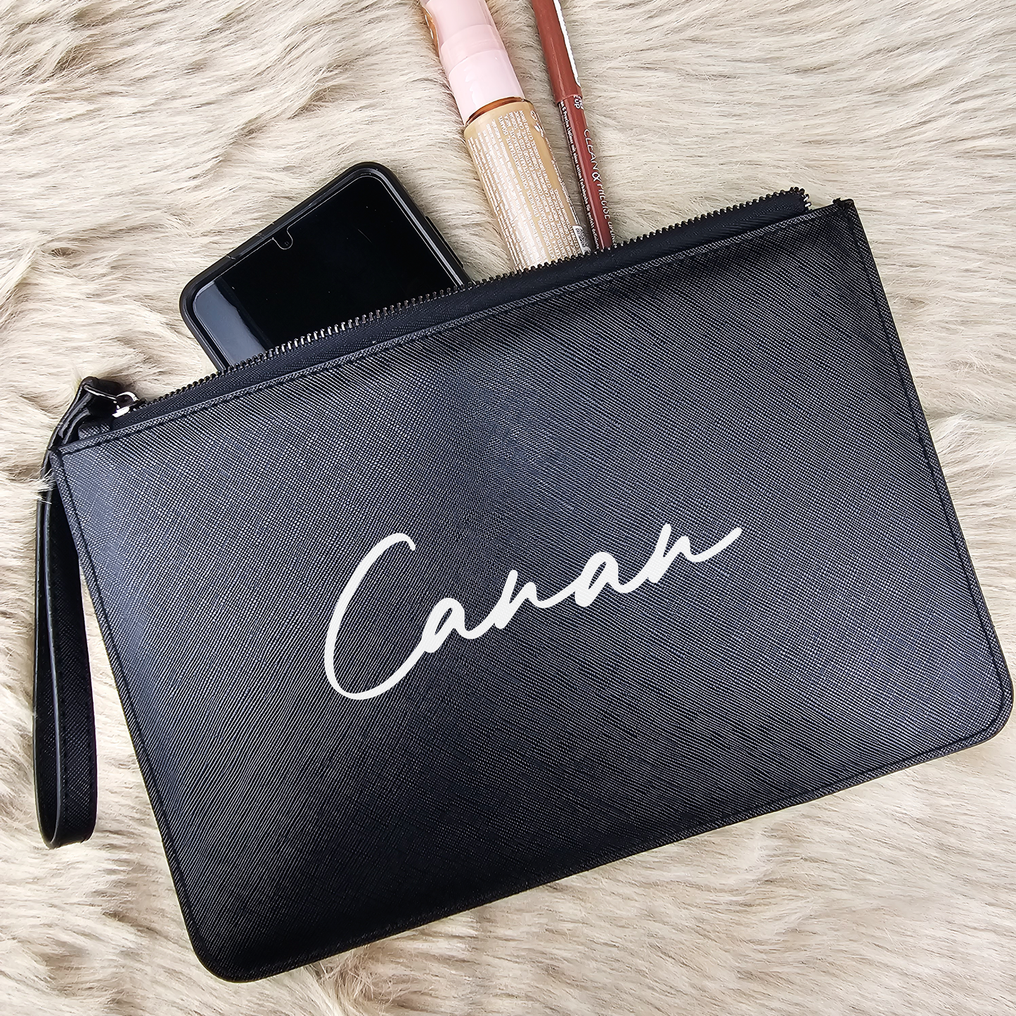 Personalisierte Kosmetiktasche in Lederoptik | Elegante Accessoire- & Abendtasche mit Namen | Schwarz mit Trageschlaufe | Schlicht
