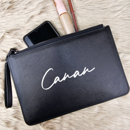 Personalisierte Kosmetiktasche in Lederoptik | Elegante Accessoire- & Abendtasche mit Namen | Schwarz mit Trageschlaufe | Schlicht