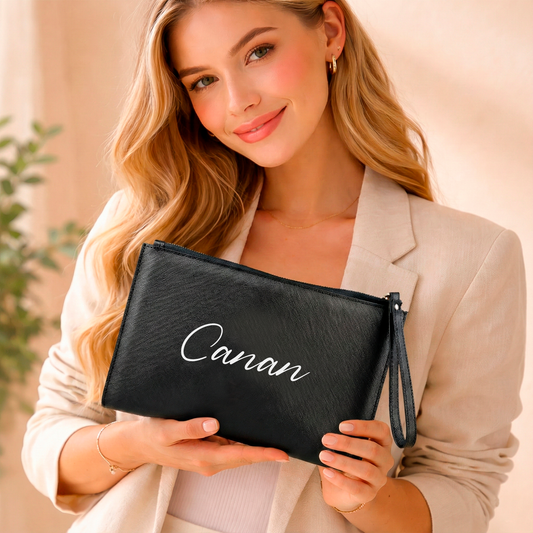 Personalisierte Kosmetiktasche in Lederoptik | Elegante Accessoire- & Abendtasche mit Namen | Schwarz mit Trageschlaufe | Schlicht